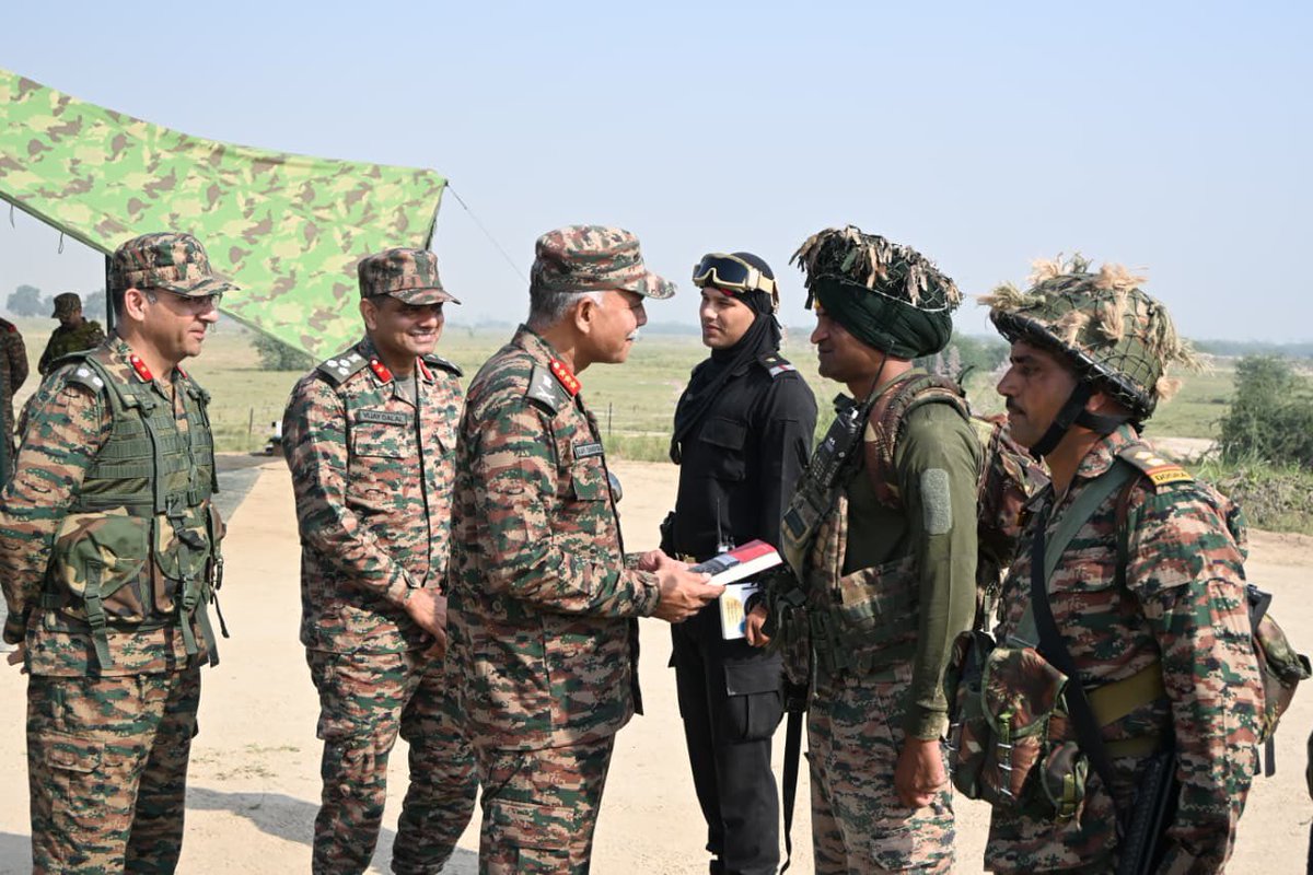 VajraCorps_IA's tweet image. #StrongAndCapable #ForeverWestward 
Engines roar. Drones dominate. Guns thunder. 
Steel beasts surge, warriors rise, and the skies echo power — the #IndianArmy sharpens its edge for swift, lethal &amp;amp; decisive victory.
GOC #VajraCorps reviewed the operational readiness of the…