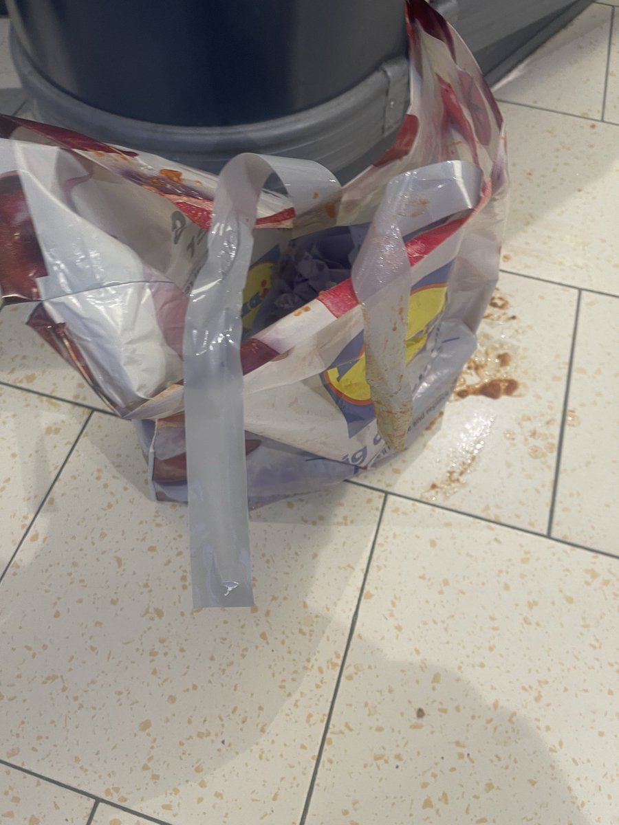 Dear <a href="/LidlGB/">@LidlGB</a> , please have a QC review with your supplier of poly bags. Pasta sauce everywhere after both handles have way with very little weight in the bag. Huge thanks to the guys at Oakham for cleaning up the mess and sorting things out.