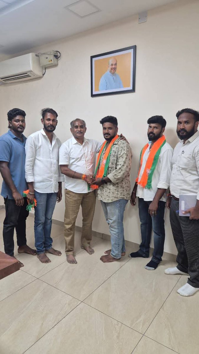 இளைஞர் அணி மாவட்ட பொதுச் செயலாளர் திரு நாகேந்திரன் அவர்களால் வேலாண்டிபாளையம் மண்டல் பகுதி இளைஞர்கள் மாவட்டத் தலைவர் திரு <a href="/jrameshkumarbjp/">J.Ramesh Kumar</a> அவர்களின் முன்னிலையில் நமது கட்சியில் இணைந்து வாழ்த்து பெற்றனர். இந்நிகழ்ச்சியில் மாவட்ட இளைஞர் அணி தலைவர் திரு. முத்து அபிஷேக் உடன் இருந்தார்