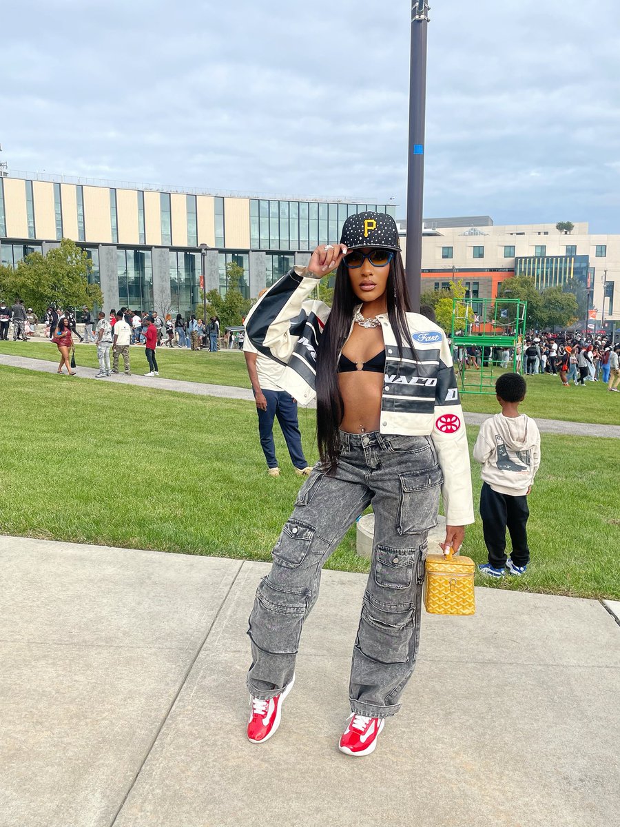 zariacharm's tweet photo. My Hoco Outfit is Def Worth Posting🧡💙 #MorganHomecoming25 https://t.co/ElPxbeDGdb