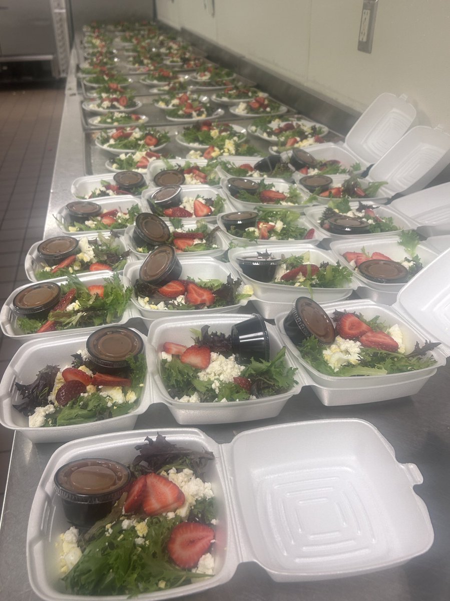 ✨ Vtuber vs trabajo actual ✨
Trabajo en un asilo de ancianos y me encargo de las ensaladas y postres 🥗🍰

Mi trabajo es cansado pero hay que darlo todo para cumplir las metas ✨💙