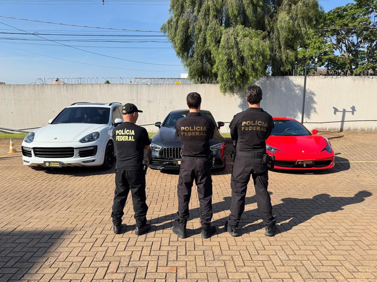 ander_carrard's tweet photo. 🚨 A PF deflagrou a Operação Mafiusi, e o secretário de Fazenda de Maringá, Carlos Augusto Ferreira, nomeado pelo prefeito Silvio Barros, está entre os investigados.
Na mansão dele foram aprendidos Ferrari, Porsche, Mercedes, Joias e Dólares. 
#Mafiusi #PF https://t.co/mX8GPPx8nb