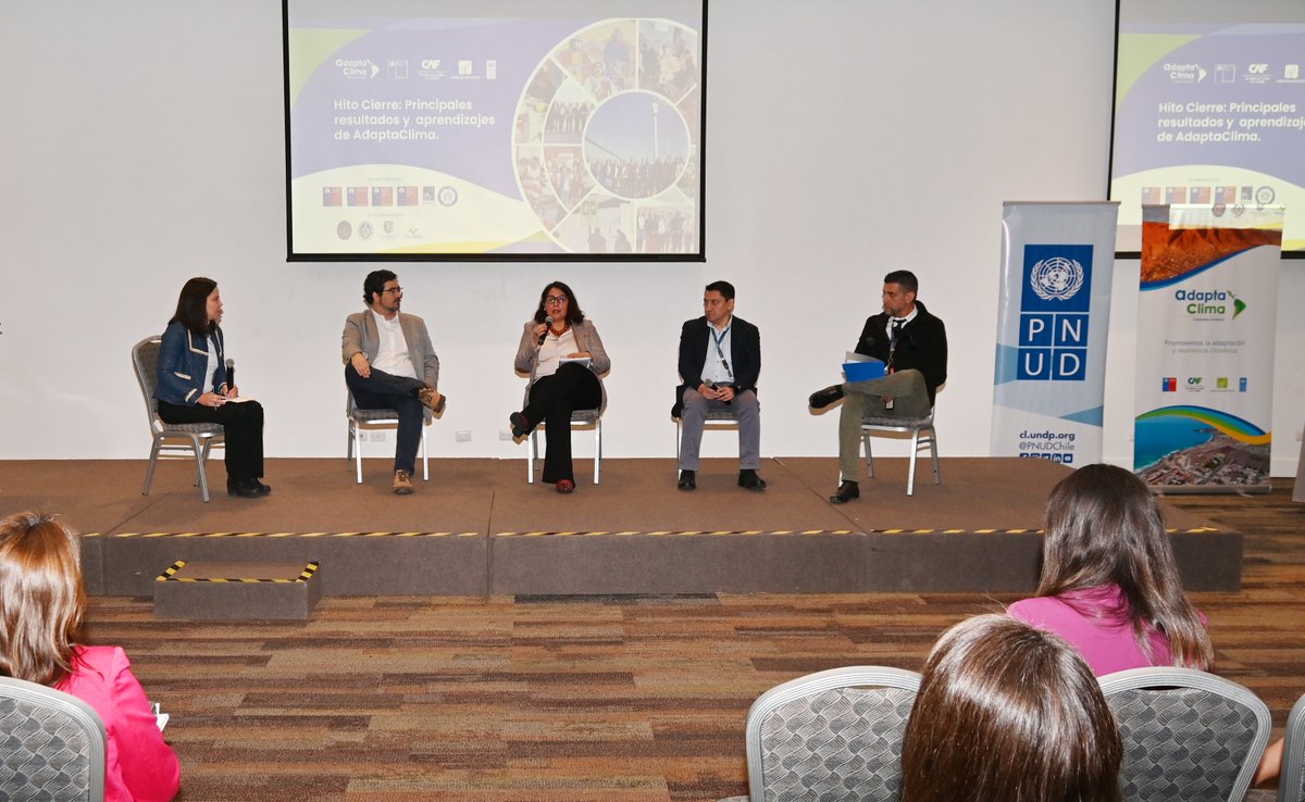 SernamEGAntofa's tweet image. 🌍 Nuestra directora regional, Gabriela Araya Seguel, participó en el conversatorio “Género, gestión del riesgo y adaptación climática”, en el cierre del proyecto #AdaptaClima del @PNUDChile.

👏 Gracias por visibilizar el rol clave de las mujeres ante emergencias 🌪️🌊.