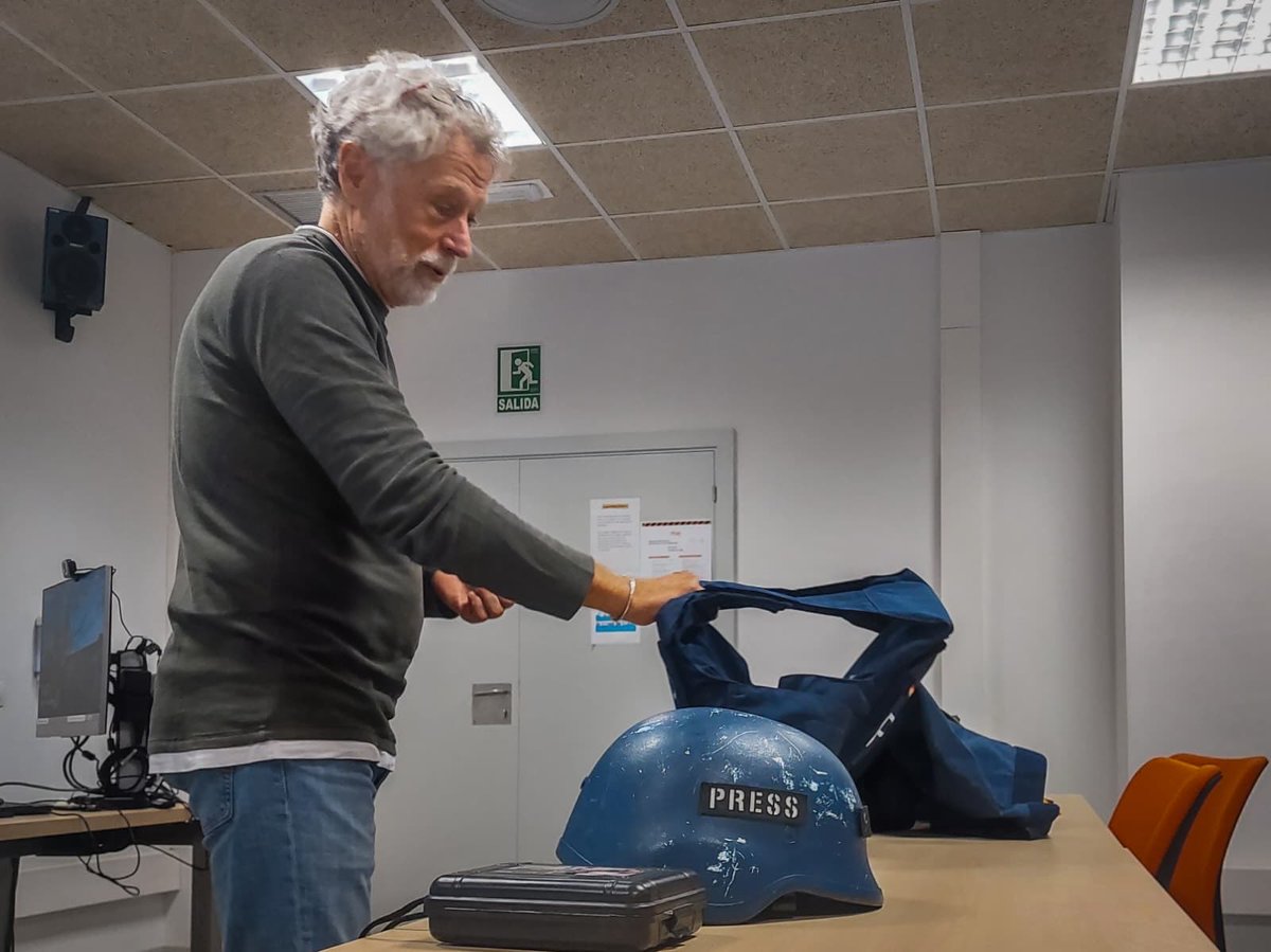 Hoy ha venido a darnos clase <a href="/MDFzonacaliente/">Miguel De La Fuente</a>, periodista de conflictos con más de 30 años de experiencia:

“Para buscar la noticia hay que levantarse temprano y hablar con la gente”