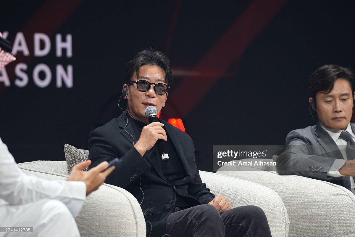 news_Kmovies's tweet photo. المخرج الكوري يون جي كيون يحكي قصة ميناء الجبيل في مشروعه السينمائي القادم!

#JoyForum #RiyadhSeason 

في إطار رؤية 2030 التي تجعل الثقافة ركيزة أساسية في تطوير المملكة، وضمن جهود هيئة الأفلام السعودية لجذب صناع السينما العالميين لتصوير أعمالهم على الأراضي السعودية، كشف اليوم المخرج يون جي كيون في مؤتمر جوي فورم عن عمله على فيلم جديد مستوحى من سبعينات القرن الماضي.

يستحضر الفيلم الفترة التي أرسل فيها آلاف الكوريين للعمل في مشاريع البناء الضخمة في المملكة، مع التركيز بشكل خاص على ميناء الجبيل الذي يشكل الموضوع الرئيسي للقصة، والذي أنجز بالتعاون مع شركة هيونداي للهندسة والإنشاءات. مثلت هذه التجربة منعطفاً مهماً في مسار النمو الاقتصادي لكوريا الجنوبية، وأس��ت أيضاً جسوراً من الامتنان والصداقة بين الشعبين الكوري والسعودي.

يركز الفيلم على الصراعات والمفاوضات بين المسؤولين الكوريين والسعوديين خلال تنفيذ المشروع، مستعرضاً كيف ساهم هذا الجيل من العمال في إنجاز هذه المشاريع الكبرى وبناء علاقات التعاون بين البلدين.