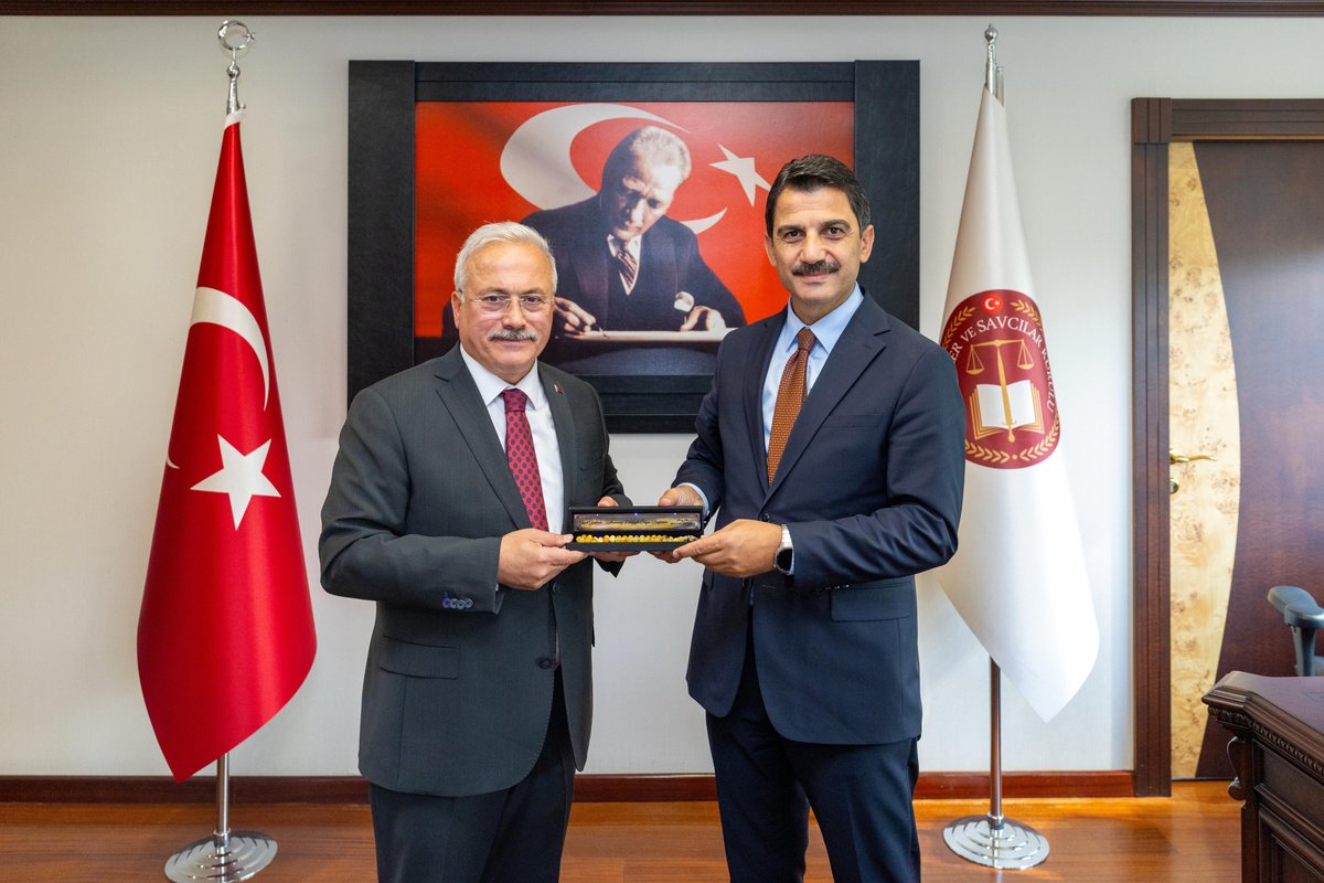 Valimiz Sn.<a href="/malikumbuzoglu/">Mehmet Ali Kumbuzoğlu</a>,
HSK Birinci Daire Başkanlığına seçilen Sn.Turan Kuloğlu’na ‘hayırlı olsun’ ziyaretinde bulundular.

Misafirperverlikleri için kendilerine teşekkür ediyor, başarılı görevlerinin devamını diliyoruz.