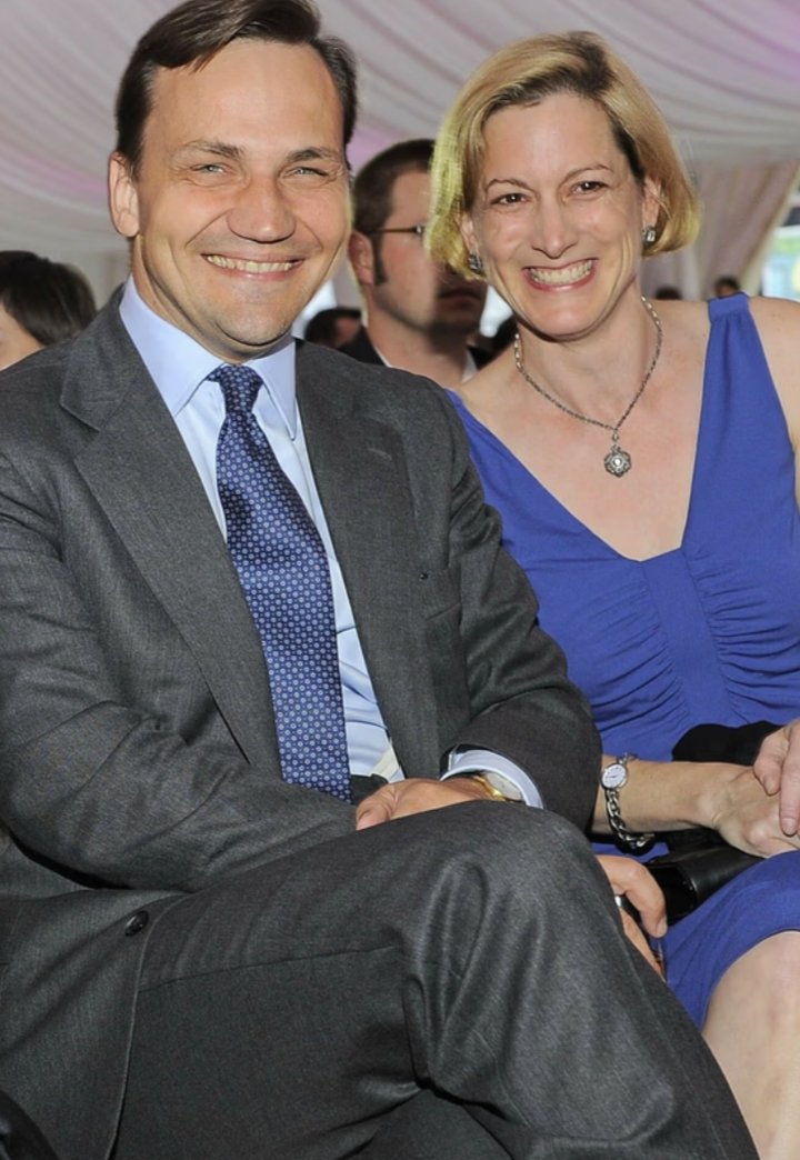 Szkoda, że nie ma nagród dla najciekawszych małżeństw.
Pani Anna z Nagrodą Pulitzera, Pan Radek uznany ostatnio przez amerykański 
" Foreign Pilicy" za jednego ze 100 najlepszych światowych myślicieli, a przy tym za człowieka, który mówi prawdę, nawet gdy nie robi tego...
2/2