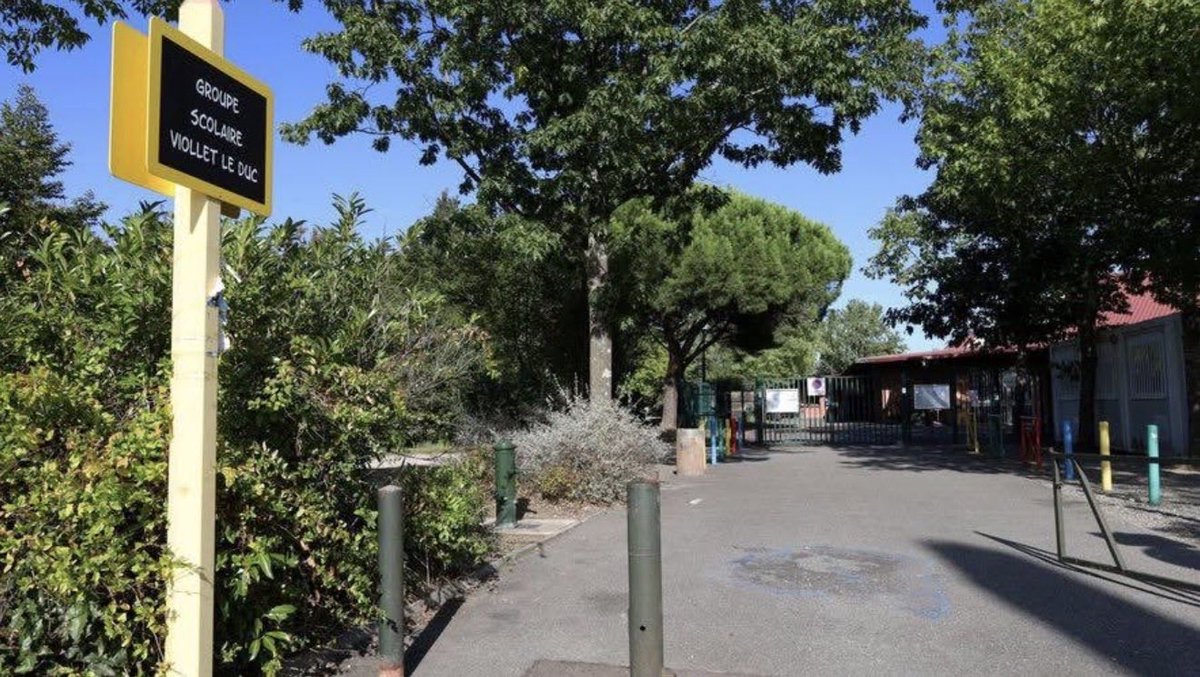Rencontre ce soir avec les directeurs et parents d’élèves du groupe scolaire Viollet-le-Duc pour échanger sur la vie de l’école et son environnement. 

Des discussions constructives, avec l’ensemble des services municipaux mobilisés pour améliorer le cadre de vie scolaire !📚