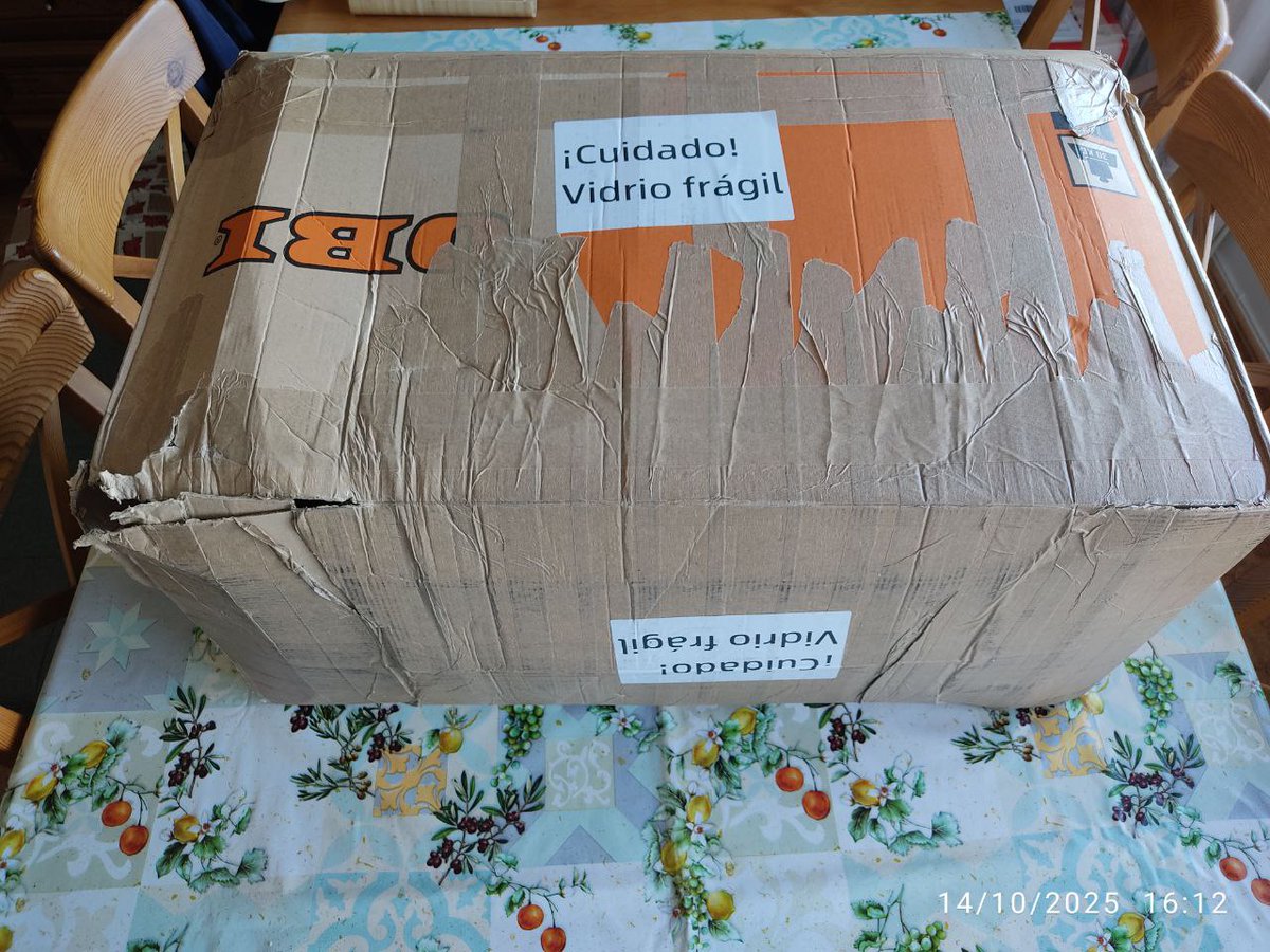 el_crisgr's tweet photo. @CorreosAtiende @Correos recibí un paquete cuya caja venía golpeada y una esquina totalmente rota viéndose el interior. El lateral izquierdo del cristal del producto está completamente roto. Abrí una reclamación pero ha sido rechazada sin coherencia. ES UNA VERGÜENZA PidoSolución https://t.co/FNxSzdM3sU