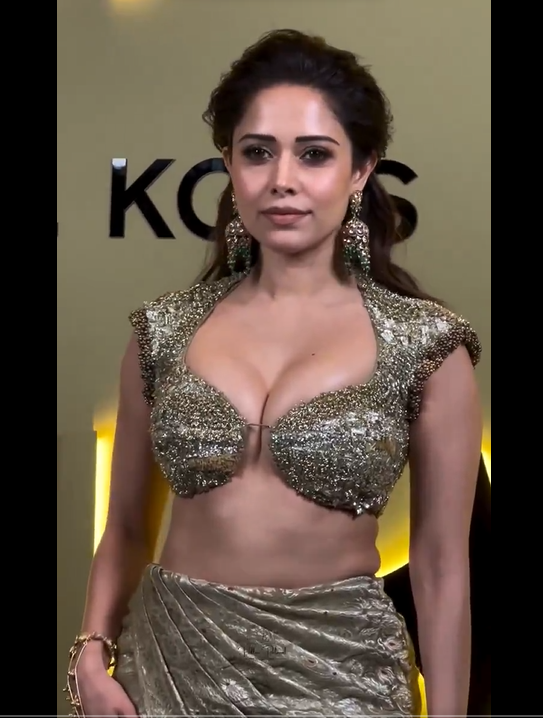 DeepuSexual's tweet photo. Nushrat ke chuche pagal kr rhe kaise besharmo ki trh aise kapde pehn ke aagyi saali ufff https://t.co/IaOKMJckZC