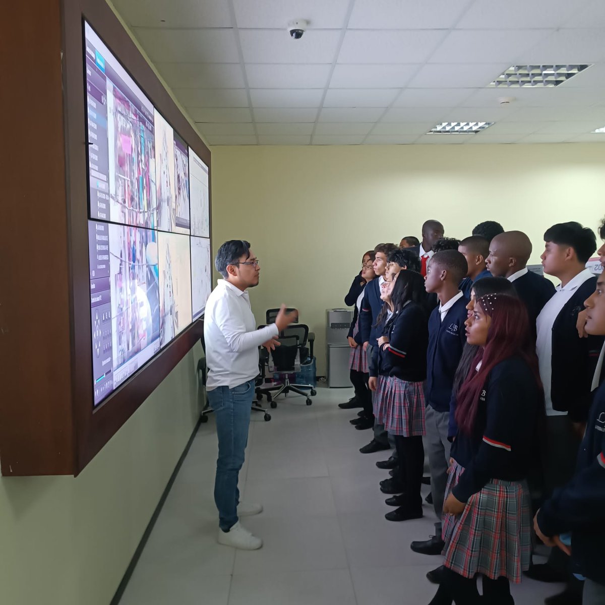 ECU911Ambato's tweet photo. VINCULACIÓN │ En el @ECU911_ #Ambato recibimos la grata visita de estudiantes del 10mo año de básica y 3ro de bachillerato de la UE "Luis Felipe Borja" de la parroquia Pishilata.

Durante su recorrido por las salas operativas los jóvenes recibieron información sobre la coordinación y atención de las emergencias que se reportan al 9⃣1⃣1⃣.

#ECU911BrindaSeguridadIntegral
