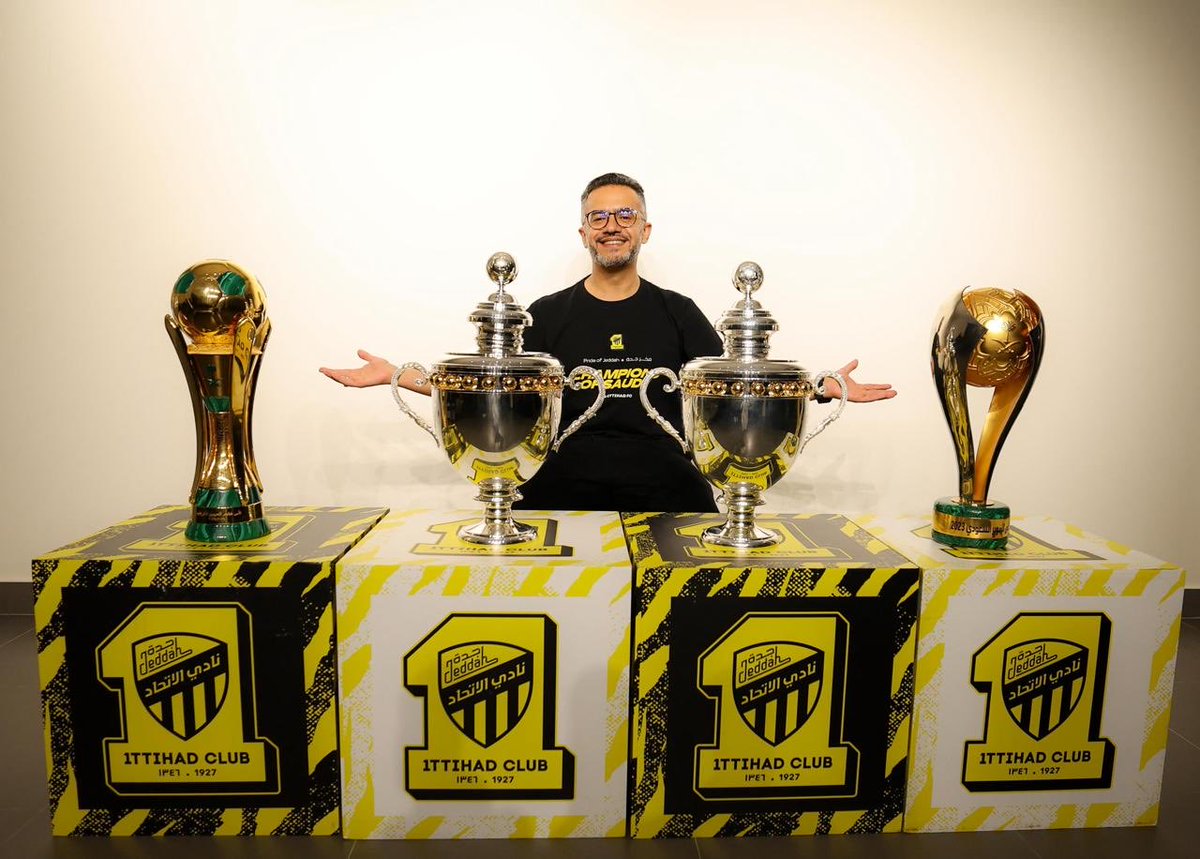 في عالم كرة القدم تلمع أسماء النجوم ويحتفى بالمدربين لكن خلف كل انتصار وإنجاز عظيم يقف رجال يعملون بصمت وتفانٍ هم صناع الكفاءة وأساس الاستقرار
أنت القوة الصامتة التي تسير عرين الاتحاد. لست مجرد مدير بل أنتَ المهندس التنفيذي حارس الانضباط وصمام الأمان. شكراً لك جندي النجاح مشاري