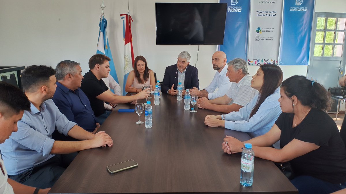 Junto a autoridades del <a href="/AprossCba/">Apross</a> y representantes regionales, visitamos a la intendenta de Despeñaderos, <a href="/caritobasualdo/">Carolina Basualdo</a>, para poner en común estrategias sanitarias frente a la temporada de verano que se avecina.