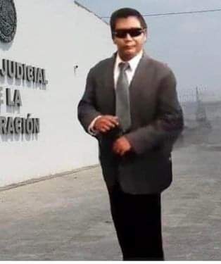 El abogado penalista que reparte sus tarjetas a las afueras de las fiscalías y las URIs.