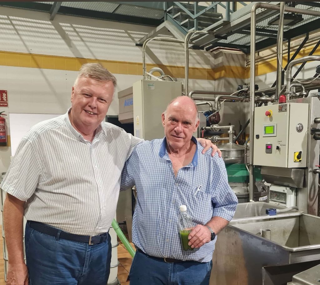LabTello's tweet photo. Hoy nos ha tocado acompañar a nuestro querido amigo
Antonio, maestro de la cooperativa Aceites Cazorla, y disfrutar de un excelente AOVE Temprano ecológico que hoy
elaboraba 👏🏻👏🏻👏🏻

#LaboratorioTello #TelloAOVE #SeguridadAlimentaria 
#ControlProcesos https://t.co/rtVQaqxL2b