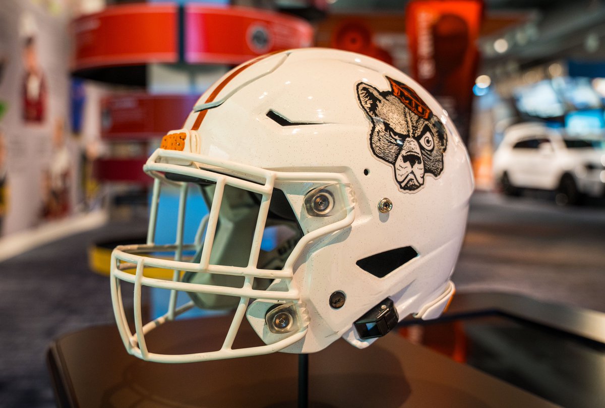 🆕 New to the Archives! The Mercer Bears’ 2025 “Sailor Bear” helmet 🐻⛵ honors legendary logo artist Arthur Evans, who added sailor hats to mascots like Bevo &amp; Aubie. Thanks to Sam Scobie &amp; Bennett Houston for donating this gem! #WeOverMe #CFBHALL