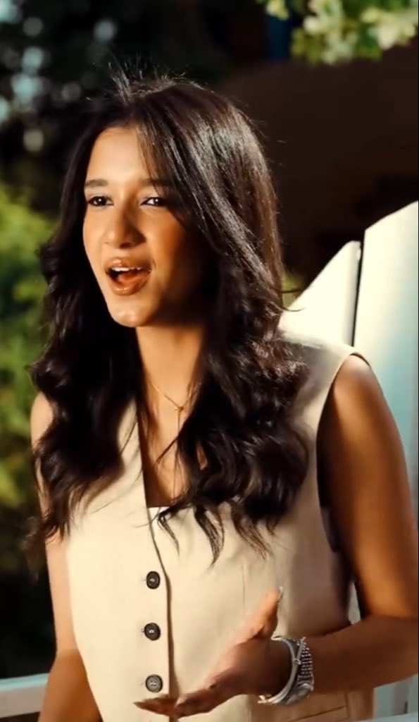 #كنزي_عمار  واحدة من الأصوات التي شاركت في برنامج نجوم الغد وخطفت الأنظار منذ اللحظة الأولى بأدائها المتميز لأغنية “لولا الملامة” للفنانة الكبيرة وردة الجزائرية، وهو الأداء الذي كان بمثابة الانطلاقة الحقيقية لمسيرتها، وحصدت من خلاله نجاحات كبيرة جعلت اسمها يتردد بقوة بين المهتمين