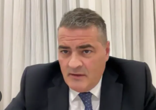 tucba's tweet photo. COIMA EN EL ANSES: el titular Fernando Bearzi y su segunda Paula Amor, más 20 funcionarios dl organismo fueron denunciados x direccionamiento d contratos y conformación d una red con fines d enriquecimiento personal. G. Palacios, D. Palma Beltrán, L. Abba, J. López; entre otros. https://t.co/nUA3iwyzdp