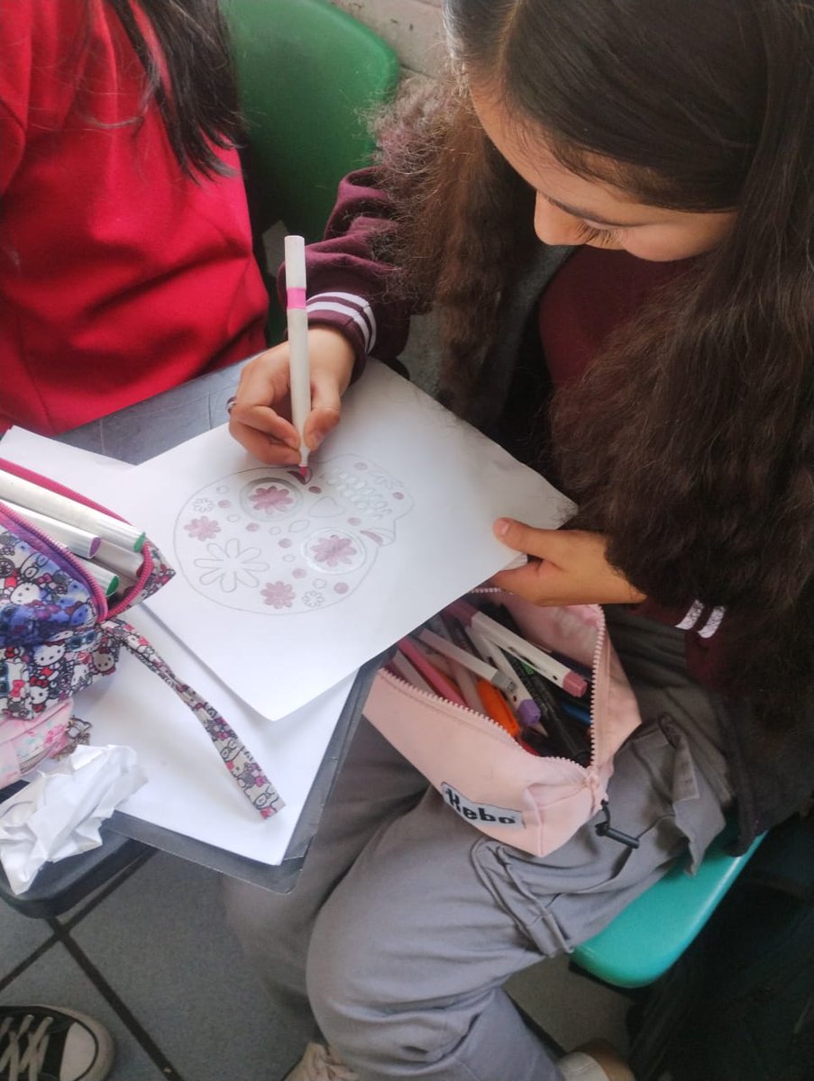 ConalepNauc2's tweet photo. Estudiantes de 1° semestre elaboran hermosos adornos en conmemoración del Día de Muertos, una tradición más representativa de nuestra cultura.                                    @Margarita Rocío Serrano Barrios
#ApasionadamenteCONALEP
#OrgullosamenteCONALEP
#ElPoderDeServir https://t.co/ZNZ81Y6zAh