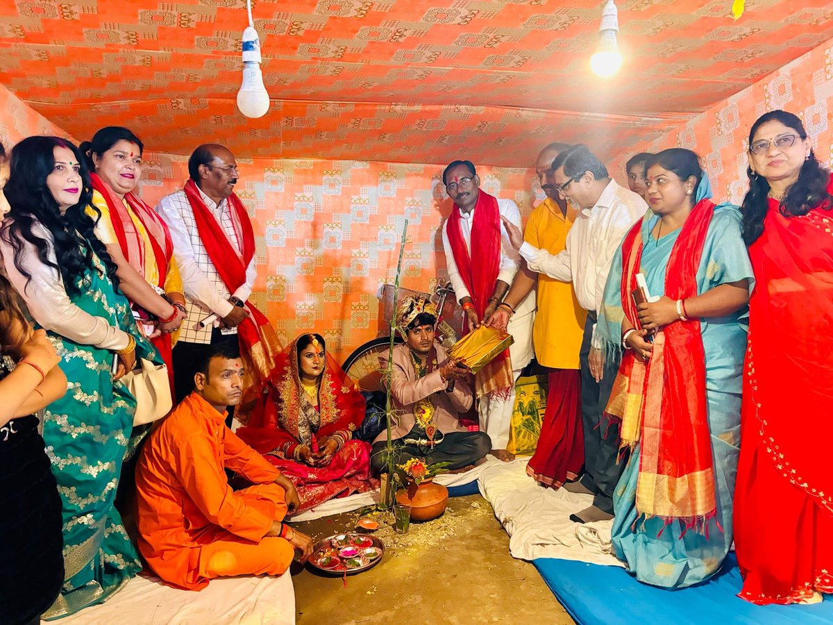 Ramniwas4bjp's tweet photo. शक्तिपीठ मां ज्वालामुखी मंदिर शक्तिनगर में दिव्य अखंड ज्योति स्थापना दिवस के अवसर पर आयोजित सामूहिक विवाह समारोह में सम्मिलित होकर नवदम्पत्तियों को आशीर्वाद दिया।
मां ज्वालामुखी के सान्निध्य में सम्पन्न यह आयोजन सामाजिक समरसता, आस्था और सेवा का अद्भुत संगम रहा।

#MaaJwalamukhi #SamaoohikVivah #Shaktinagar #BJP #Singrauli #SocialService #FaithAndTradition #VidhayakSingrauli