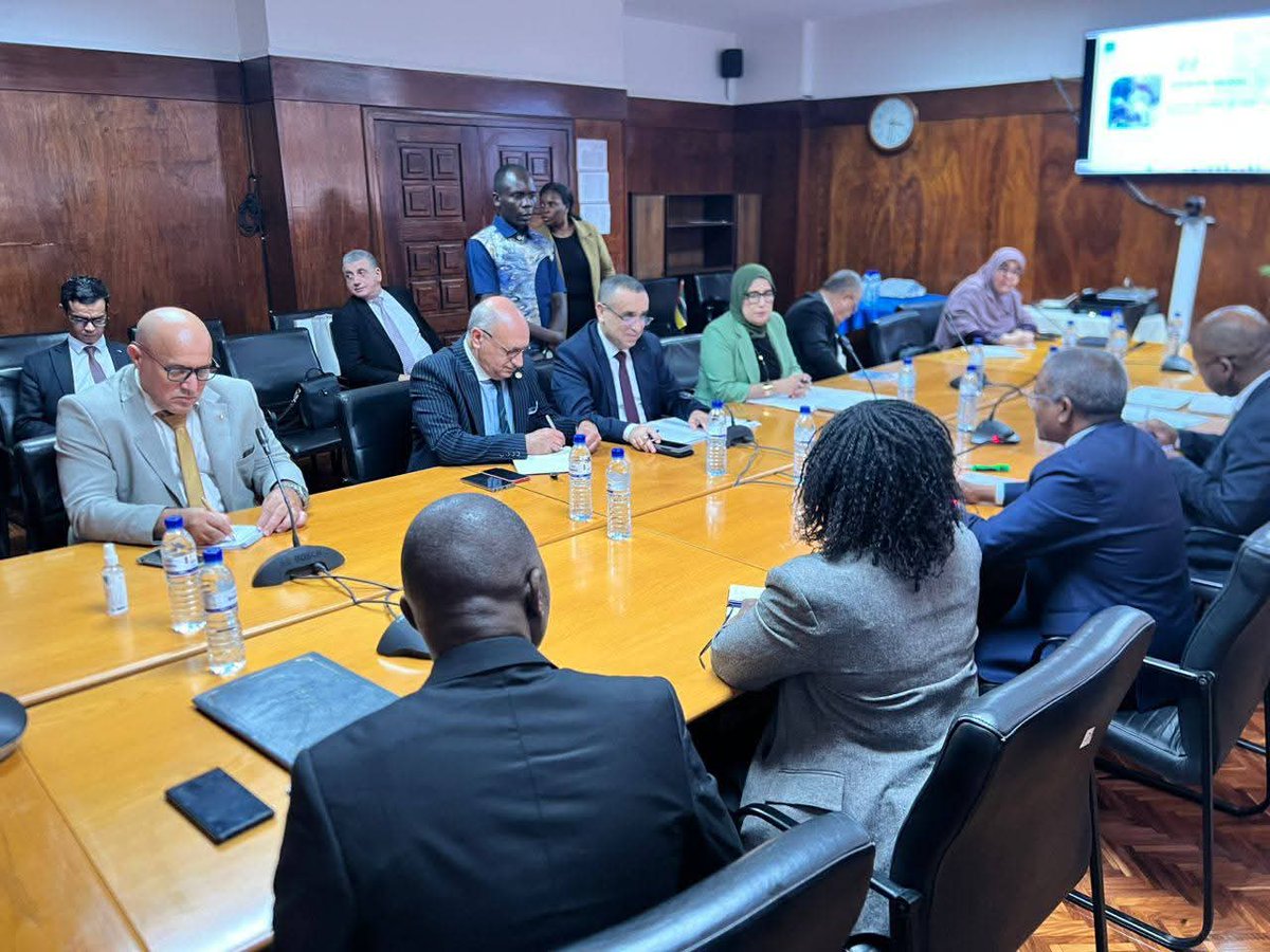 Ambalgmaputo's tweet image. وزير الطاقة و الطاقات المتجددة، الدكتور مراد عجال،
 مرفوقا بالمديرة العامة لمؤسسة صيدال، يجري جلسة عمل مع وزير الصحة بدولة موزمبيق وأعضاء من دائرته الوزارية ومستشارين وخبراء في المجال.
وقد تم خلال اللقاء مناقشة امكانية تعزيز التعاون بين جمهوريتي الجزائر و موزمبيق .