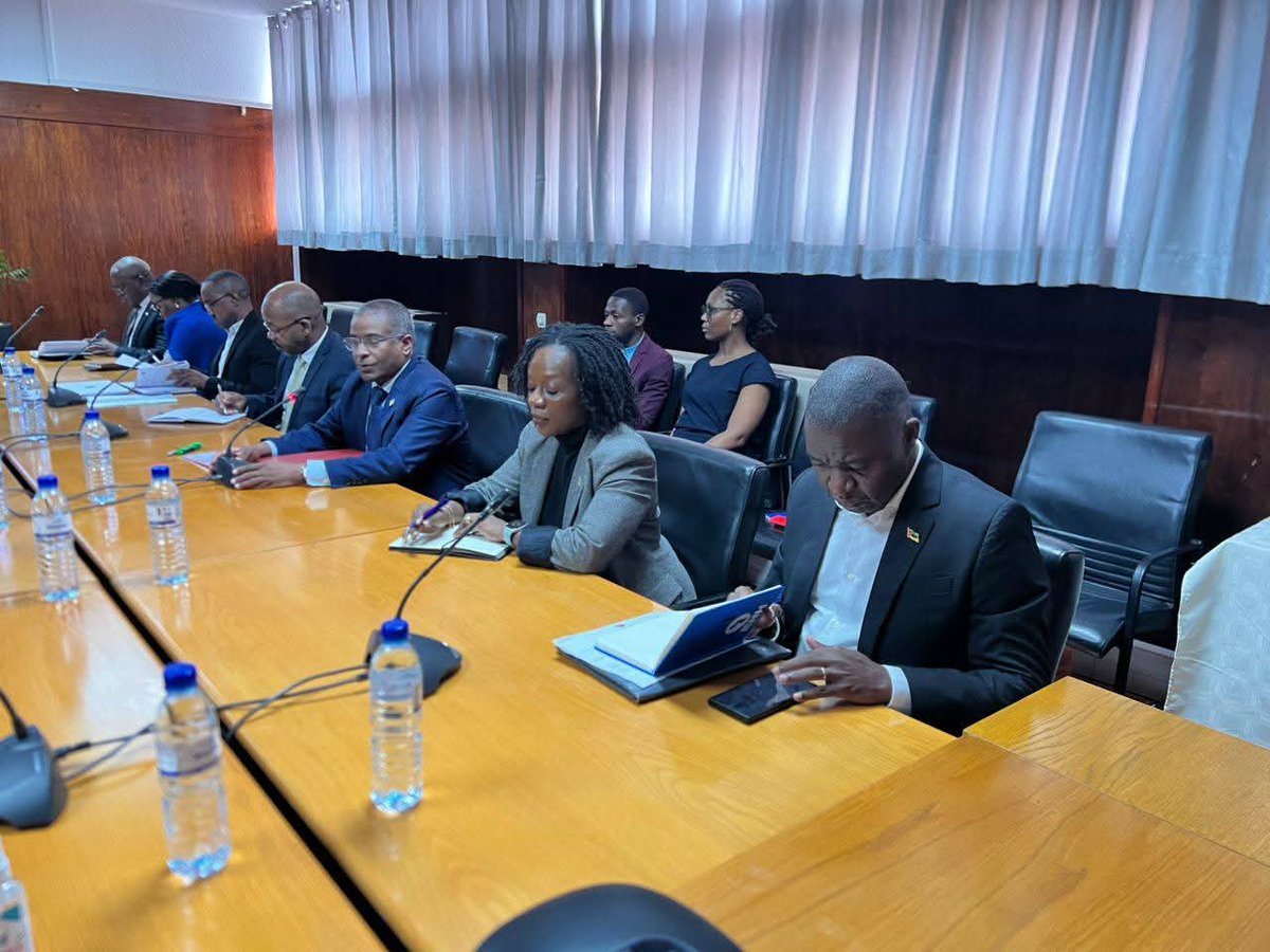 Ambalgmaputo's tweet image. وزير الطاقة و الطاقات المتجددة، الدكتور مراد عجال،
 مرفوقا بالمديرة العامة لمؤسسة صيدال، يجري جلسة عمل مع وزير الصحة بدولة موزمبيق وأعضاء من دائرته الوزارية ومستشارين وخبراء في المجال.
وقد تم خلال اللقاء مناقشة امكانية تعزيز التعاون بين جمهوريتي الجزائر و موزمبيق .