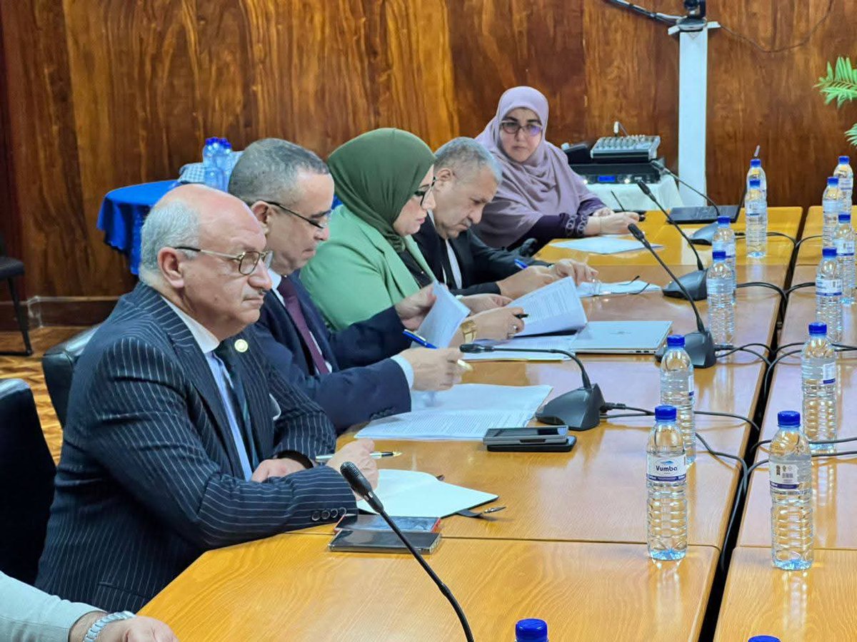 Ambalgmaputo's tweet image. وزير الطاقة و الطاقات المتجددة، الدكتور مراد عجال،
 مرفوقا بالمديرة العامة لمؤسسة صيدال، يجري جلسة عمل مع وزير الصحة بدولة موزمبيق وأعضاء من دائرته الوزارية ومستشارين وخبراء في المجال.
وقد تم خلال اللقاء مناقشة امكانية تعزيز التعاون بين جمهوريتي الجزائر و موزمبيق .