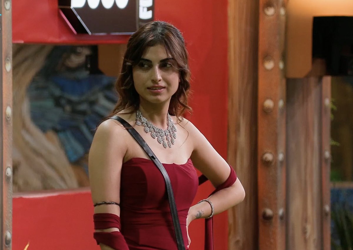 eishaanix's tweet image. We need to talk more about HER STRUCTURE!
She looked so visually pleasing that I can't stop admiring her grace.
WE STAND WITH FARHANA