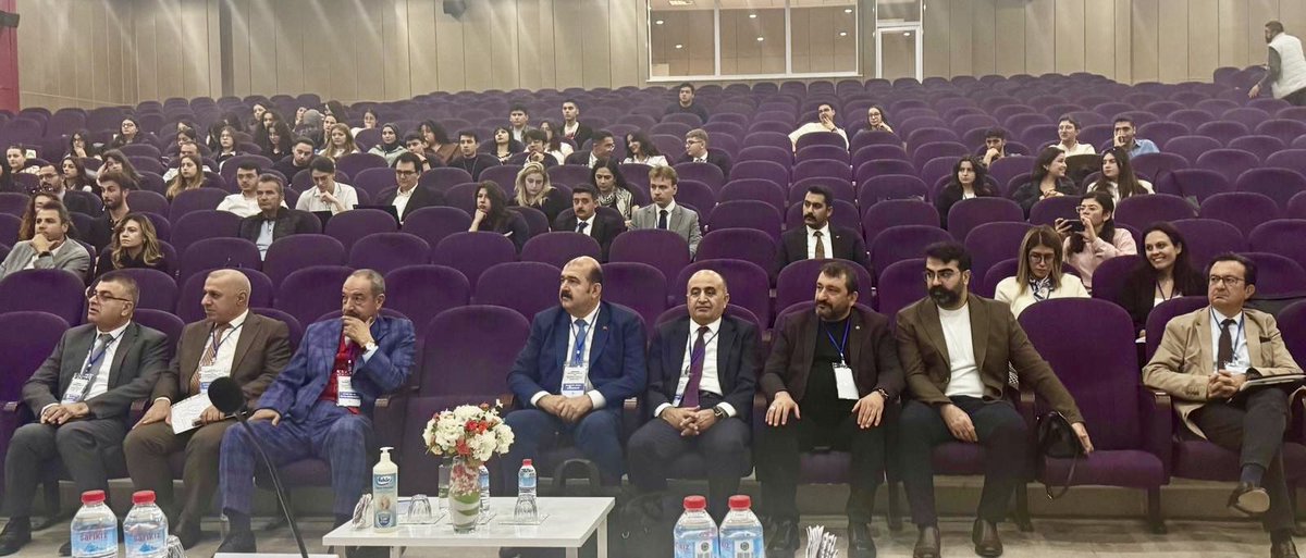 Genel Başkanımız Sezai Ballı, İzmir’de Dokuz Eylül Üniversitesi (DEÜ) ile Sendikamız işbirliğinde düzenlenen “Medya Sektöründe İş Hukuku Uluslararası Kongresi”nin açılışında konuşma yaptı. Toplantıda yönetim kurulu üyelerimiz ve hukuk müşavirlerimiz de yer aldı.