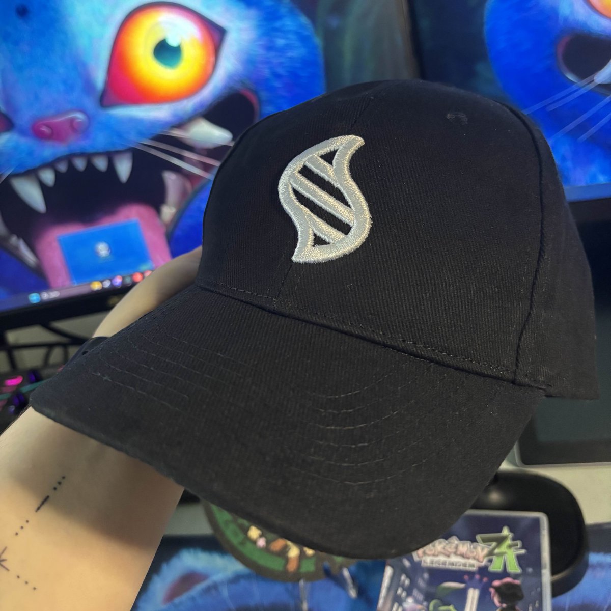 Ich habe zum neuen Pokemon Teil diese gebogene Cap bekommen! Das Motiv ist gestickt und die Cappie ist in der Grösse einstellbar :3

Ich verlose die hier auf Twitter! Wenn ihr Interesse habt:

👍Like
➡️ Retweet

Ich freu mich ein schönes zu Hause für sie zu finden :3