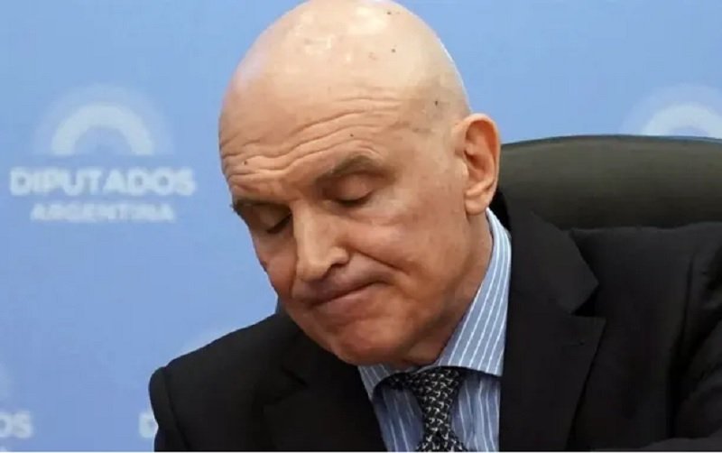 "Una persona que bajó su candidatura"