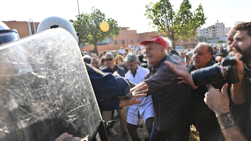 Αττικό νοσοκομείο: όργιο καταστολής με ξύλο και χημικά στην φιέστα Μητσοτάκη-Γεωργιαδη antarsya.gr/node/7094