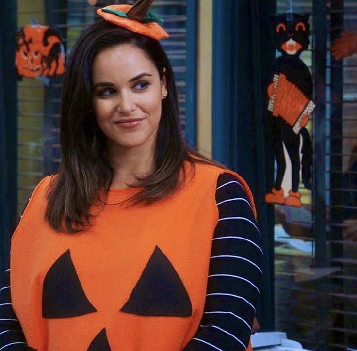 amys4nt14go's tweet image. io e @gin4linett1 abbiamo preso due costumi di halloween ridicoli e nnt, quest&apos;anno ci vestiremo così: