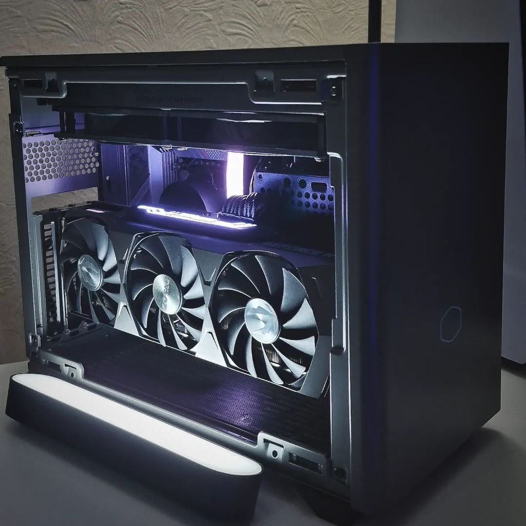 ZOTAC_USA's tweet image. ⚙️Squeezing in the ZOTAC GAMING GeForce RTX 3080 for a deadly amount of performance!💀💥

📷 IG: ryans_hardware

#RTX3080 #RTX30 #GamingPC #PCBuild #Compact #ITX #Tech #GPU #PCHardware #PCComponents