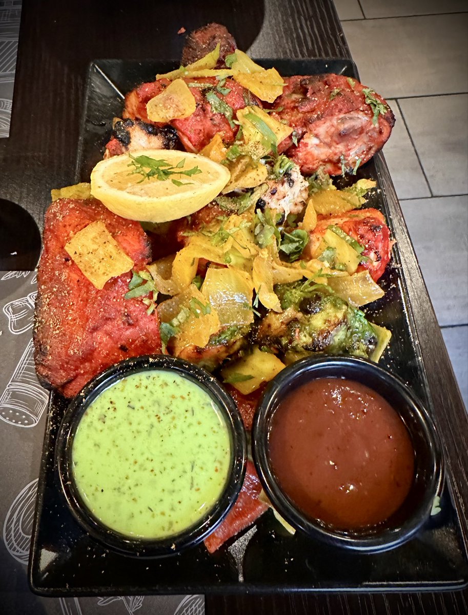 Donnerstagabend - das „kleine Wochenende“ beginnt:

In drei Variationen mariniertes Hähnchen und Gemüse im Tandoor gegrillt - neues indisches Restaurant quasi vor unserer Haustür. 

Wir sind geschmacklich sehr begeistert.