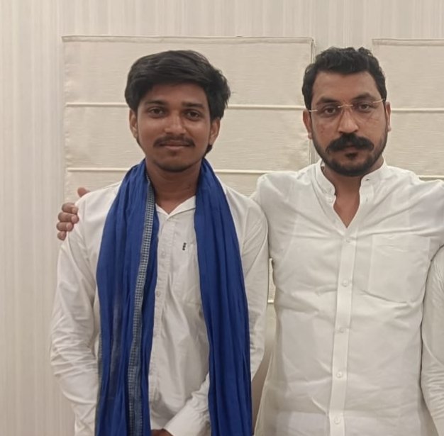 मुझ जैसे छोटे से कार्यकर्ता पर भरोसा जताते हुए इतनी बड़ी जिम्मेदारी देने के लिए मा० सांसद चंद्रशेखर आजाद जी, मा० राष्ट्रीय अध्यक्ष विनय रतन जी, मा० प्रदेश संयोजक कुलदीप भार्गव जी व मा जिलासंयोजक शुशील सरोज जी का बहुत बहुत आभार मैं पूरी ईमानदारी से अपने कर्तव्यों का निर्वहन करूंगा