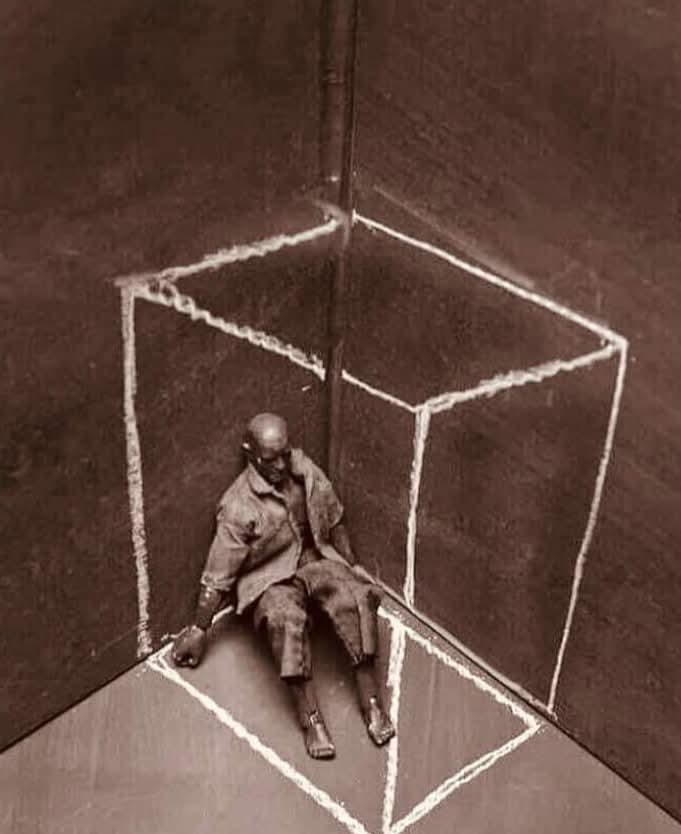 Kwa miaka ya hivi karibuni kumezalishwa watu wengi sana wenye kuamini kuwa mtu kuipinga au kuikosoa Serikali ni kosa linalostahili kifo au lolote baya.

Imetokea hata wachache kusema hadharani maneno ya hatari kama vile "Hamtii amri acha mpotezwe"

Hizi ni kauli Wanazotoa