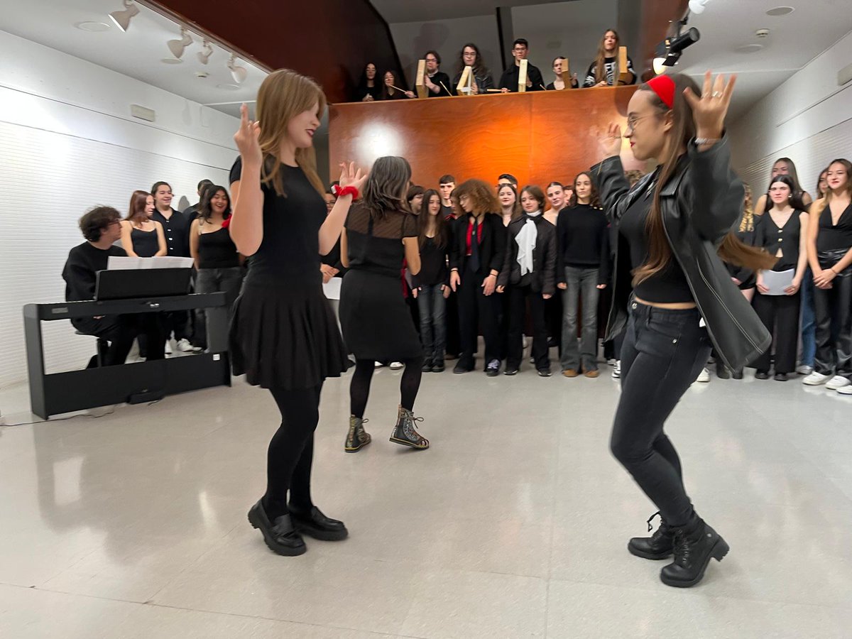 Gran concierto de 1ºA, 1ºB y 2ºA del bachillerato de artes escénicas, música y danza. Gracias a su profesora Marian Cortés por hacernos un poquito más felices.