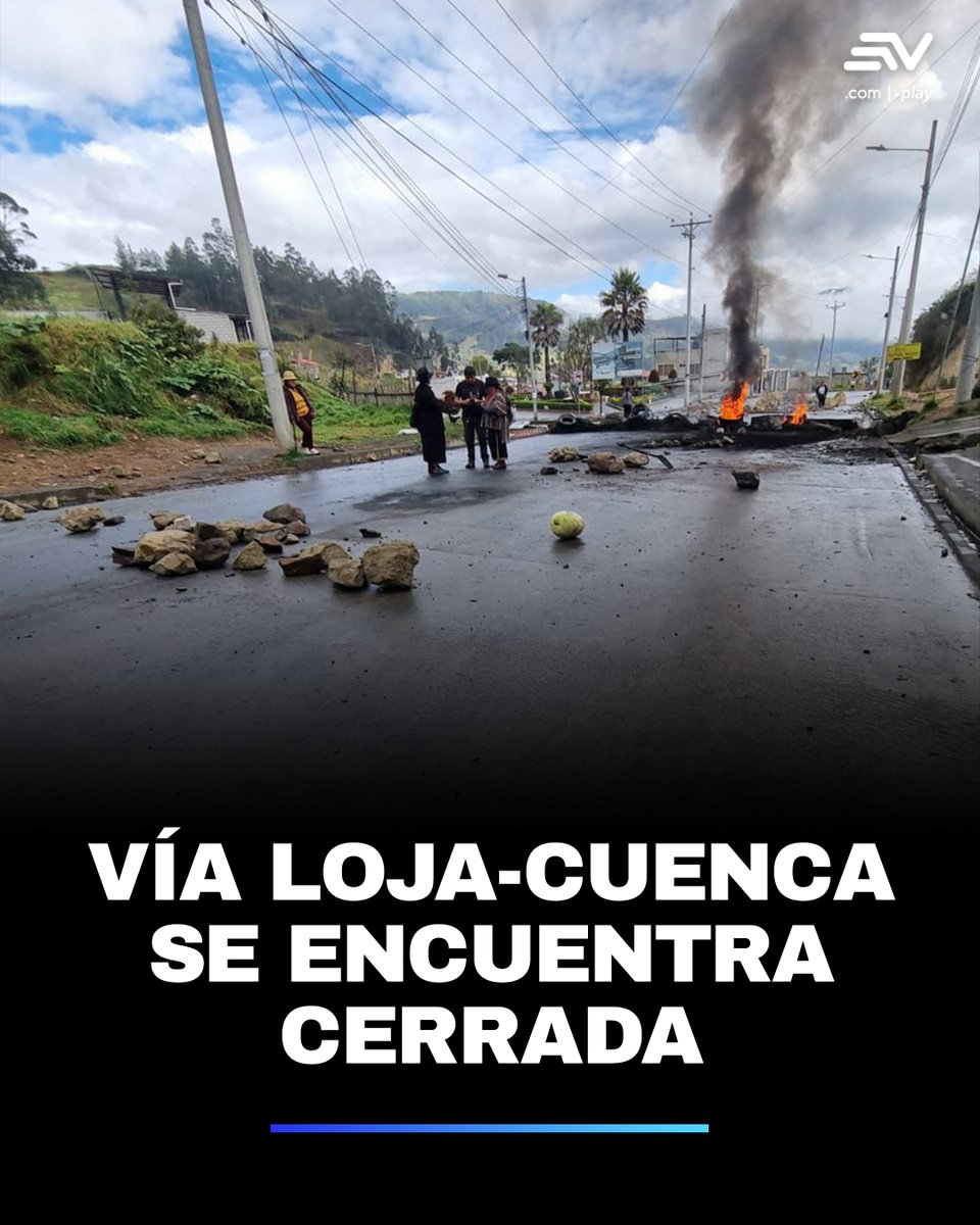 Corte 11:40 | 🛣️🔴  La vía Cuenca-Loja, en Saraguro, se encuentra cerrada con montículos de tierra, piedras y llantas quemadas. Los manifestantes nuevamente salieron esta mañana para seguir con las protestas ▶️ bit.ly/3WcLIi6