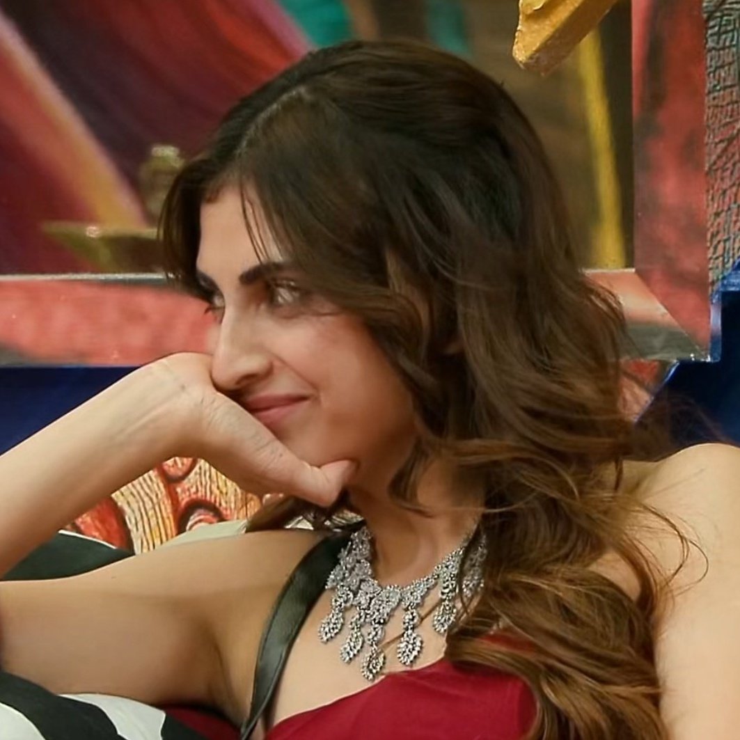 chaoticriaa_'s tweet image. Amaal Malik has hit a new low. Abusing someone and their family over a task, that too on national television? He deserves all the hate he’s getting.
But the way Farhana stayed calm and strong through it all… more power to my girl 🫶
#BiggBoss19 #Farhanabhat