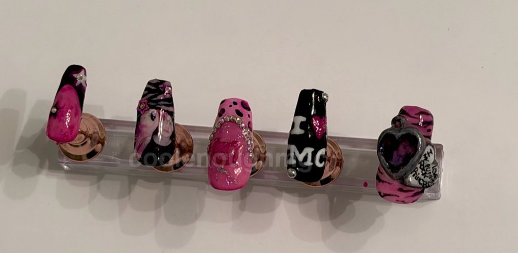 coolenoughmgc's tweet image. first set done &lt;3
dm me if you want some gag custom nails for tour 😝
