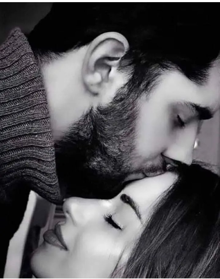 جب مَیں تمہیں ملوں گا تو تمہیں بتاؤں گا کہ مَیں نے تمہارا انتظار ایسے کِیا جیسے قیدی رہائی کا انتظار کرتے ہیں، مَیں تمہیں ایسے دیکھوں گا جیسے صحراؤں کے بچے پہلی بار سمندر دیکھتے ہیں، مَیں تمہیں ایسے گلے لگاؤں گا جیسے قیامت آنے والی ہے اور تم میری آخری پناہ گاہ ہو 💥