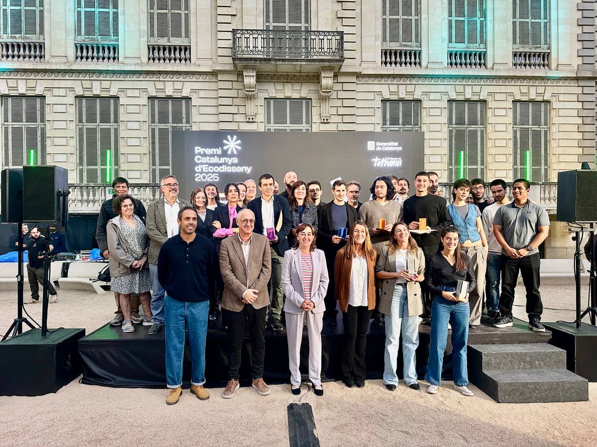 SilviaPaneque's tweet image. Catalunya té talent, tecnologia i persones joves que creuen en viure de manera neta.

💚 L’ecodisseny és molt més que una tendència: és l’esperança feta projecte.

Dissenyar vol dir pensar en el futur: productes que duren, materials que tornen, energia que es renova.