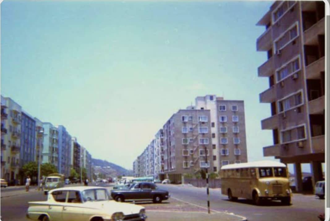 حدث في مثل هذا اليوم 1985م
أعلنت منظمة اليونسكو أن جمهوريه اليمن الديمقراطيه الشعبيه تحتل المرتبة الاولى في شبه الجزيرة العربية من حيث التعليم، وأن نسبة الامية فيها2%
كما أعلنت خلو #عدن من الامراض المعدية، 
وأنها رابع عاصمة من حيث النظافة والنظام

صور من بلادي #الجنوب_العربي