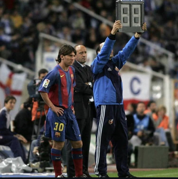 Modadi7's tweet image. 21 سال پیش بهترین بازیکن تاریخ فوتبال اولین بازیشو برای بهترین تیم انجام داد❤️🫠