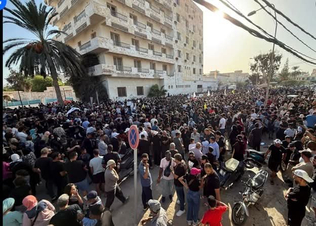 #منصف_المرزوقي
بخصوص احتجاجات #قابس
نعم طرحت مسالة التلوث في قابس وضرورة إغلاق المصنع الكارثة إبان الثلاث سنوات لعهدتي  وذلك في إطار تفكير استراتيجي لتأهيل #تونس لكارثة الاحتباس الحراري بكل تبعاته -التصحر ، الماء، البحر، الحرائق .

لكن ليتذكر الناس ان الدستور كان يمنحني العلاقات