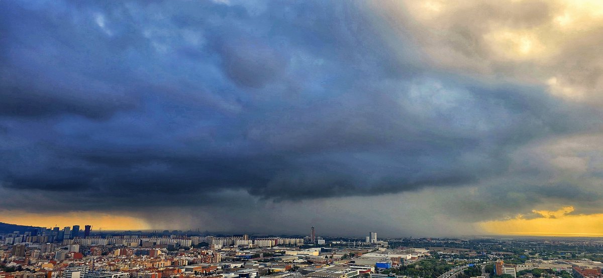 Trabajar en cubiertas de edificios con estas vistas, a veces, tiene su aquel, y te regala momentos como el de esta mañana. 🌅📍 Cornellà. Al final, hemos librado por muuuuy poco 😄 #MomentosInolvidables #TrabajoEnCubiertas #VistasImpresionantes