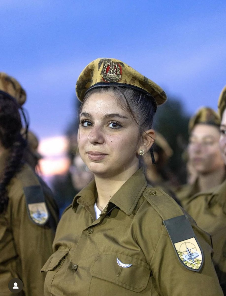התקבצנו בחלקה הצבאית לאזכרה של שירת ים עמר זיכרונה לברכה, שנפלה ב-7.10 בבסיס נחל עוז. שירת ים הייתה חברתה הטובה לשירות של הבת שלנו, שנכנסה לה ללב, ודרכה נכנסה ללב שלנו. נזכור ולא נשכח. ונדע להכיר תודה לעד, ולהפיץ ברבים את דבר גבורתה וטוב ליבה.