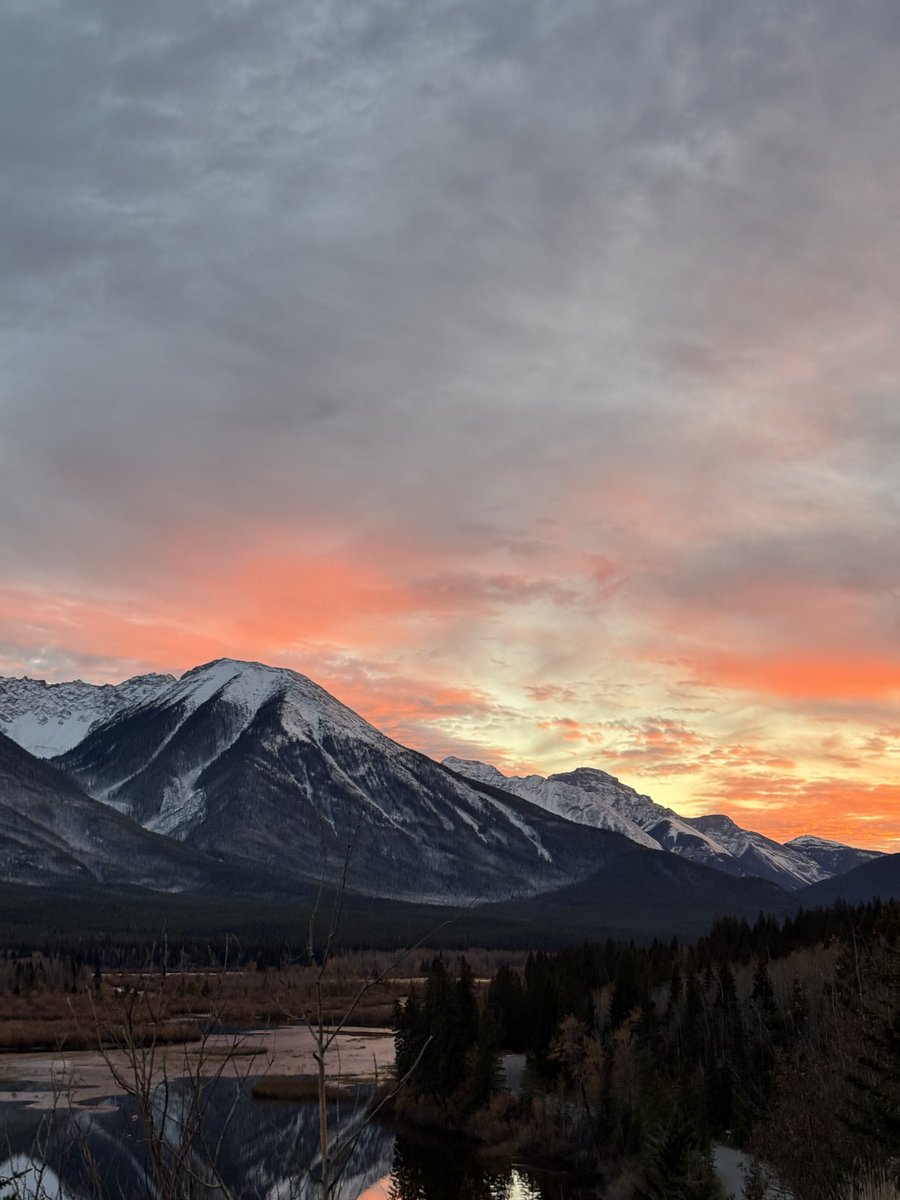meijiwanders's tweet photo. Some crazy sunset at Vermillion Lake 🧡 https://t.co/mPIsNn3gQR