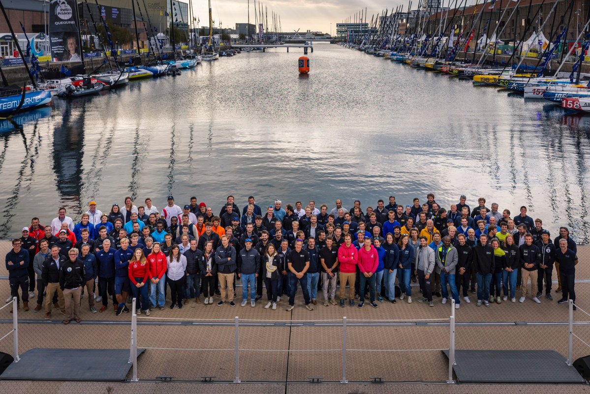 74 duos 🤝
148 marins prêts à écrire leur histoire sur la #TransatCaféLOR… Il fallait bien prendre un peu de hauteur pour la photo de classe ! 🤩
_____

148 sailors about to embark on the TRANSAT CAFÉ L’OR… A class photo this big definitely calls for some altitude! 🤩